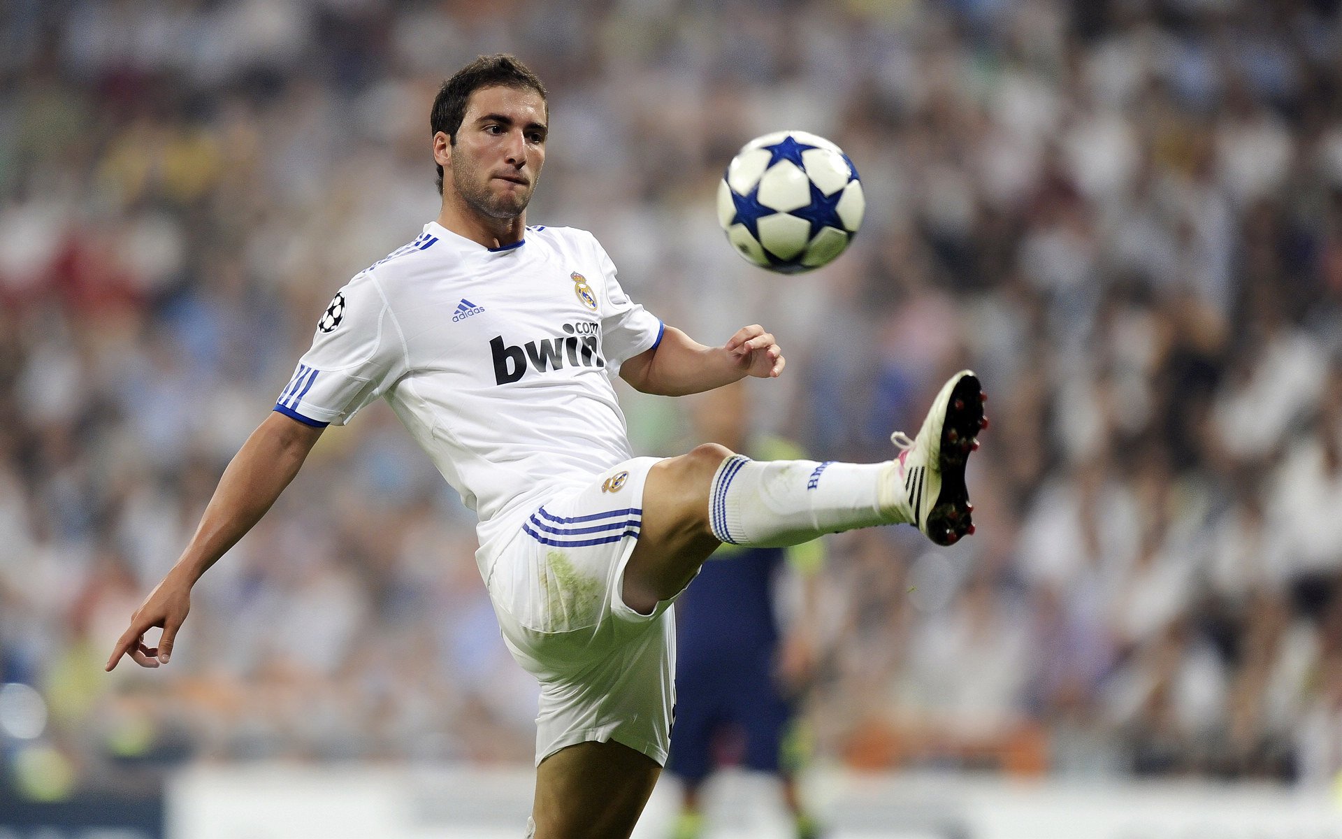 马利克·蒂尔曼在PSV表现出色，赛季结束后引发多家欧洲俱乐部关注。